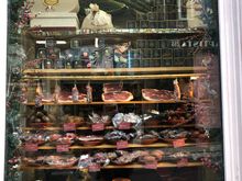 Quinta das Carvalhas shop in Porto, a city with many old time mercearias.