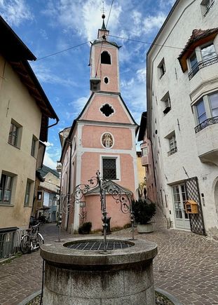 Ziggelplatz square in Stufles. A draw well has always been located here, but the well has been rebuilt more recently.