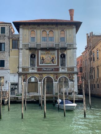 Cool palazzo with what sure looks like gold leaf decorations.