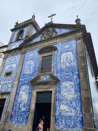 Capela das Almas, a beautiful tiled church near the market. 
