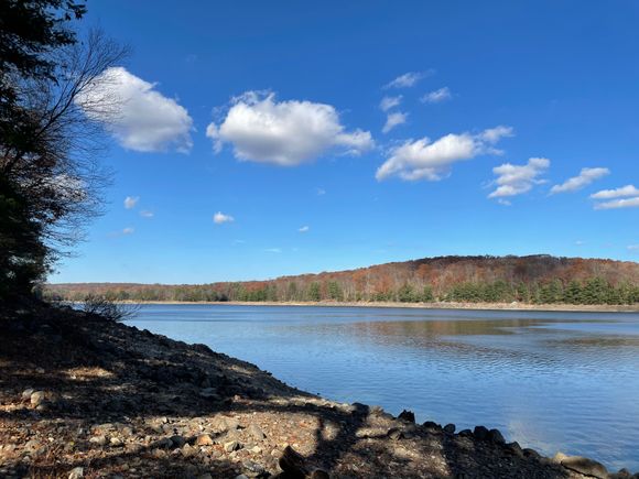 
Blue skies
Smiling at me
Nothing but blue skies
Do I see
Bluebirds
Singing a song
Nothing but bluebirds
All day long
Never saw the sun shining so bright
Never saw things going so right
Noticing the days hurrying by
When you're in love, my how they fly
Blue days
All of them gone
Nothing but blue skies
From now on