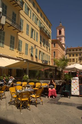 The big space stands out when exploring the narrow, winding streets of the Old Town. A tall clock tower and a big fountain add to the square's ambiance. Residents and tourists linger there at cafes and restaurants
