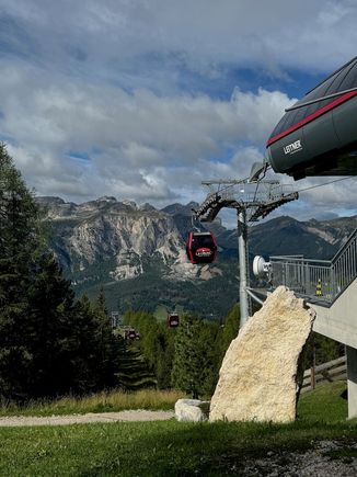 The upper station at the base of Sas dla Crusc