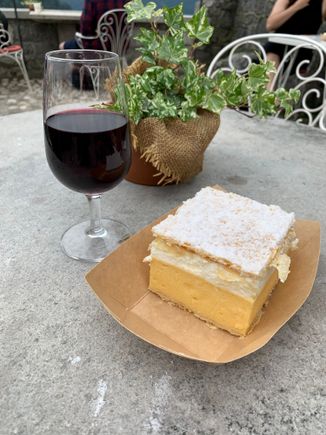 Lunch time at the castle: Cream cake!!!!

