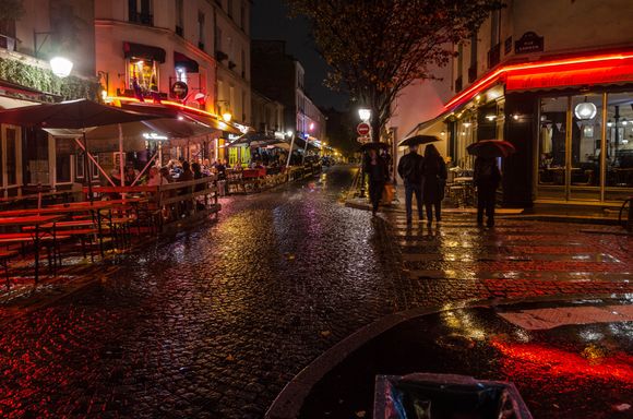 And Paris by night. Shown here, the Butte aux Cailles (13e) near Pl. d'Italie. There, we have long favored the funky co-op restaurant 'Le Temps de Cerises', one of the city's most authentic places to eat home-style cooking in a genuinely French atmosphere. *not to be confused with the upscale Marais cafe of the same name.