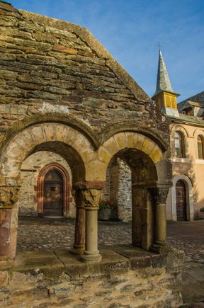 Double arch behind the church and nearby its famed Tresor annex.