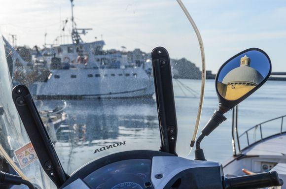 Lets now go to Procida. I pity the fool that fails to take the 20 minute hydrofoil  from Ischia. This is a FANTASTIC daytrip! The temperature on this sunny Sunday was a perfect 17 degrees.*Tip: for those who get queasy on ferry rides, try sitting at the very back. Taking a Dramamaine/Gravol pill an hour ahead helps some travelers too.