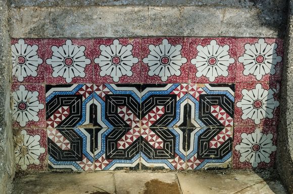 The colorful bench-back tiles just below a quote from some important British lord from yesteryear. He waxed romantic about the splendors of Villa Cimbrone.