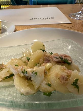 Welcome dish of Patatas aliñadas with chunks of bluefin (red) tuna.....how could tuna and potatoes taste so incredibly fantastic?????  The answer must be in the product itself....the potatoes, from Conil, were exceptional, so great that I tried to find them in a market and bring them home!!