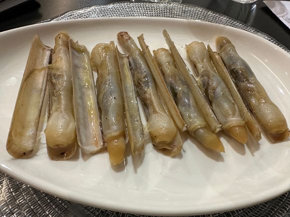 A media ración of delectable canyuts from the Delta of the Ebro River, where fresh an salt waters mingle.   Cousins to razor clams (navajas); these are smaller, more golden in color, and with a more intense flavor than the far more widely available navajas.