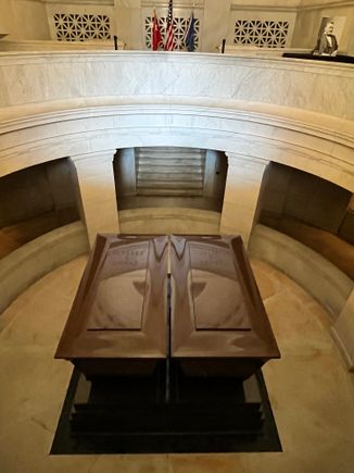 Tombs of Grant and his wife