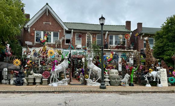 Just outside the gardens is this iconic store, Gringo Jones. They always have a lot of strange stuff, but today they had inventory overload. Have no idea who buys that stuff, but it is certainly funky and unique! Zoom in and if you see something you like, give them a call!
