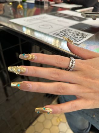 Look at the nails of my very young dining companion at BAR CENTRAL in Valencia's MERCAT CENTRAL; she is traveling solo through Spain and hails from Wuhan....more adorable I've not seen often!