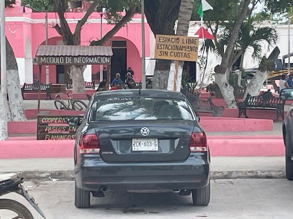 Espacio Libre Estacionamente Sin Cuotas.  Free Parking! ( About 10 spaces)