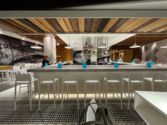 The bar area of EL CAMPERO on a Wednesday evening at 9pm