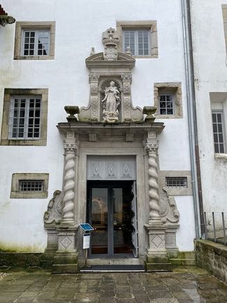 The entrance to Igreja de Santa Clara is not especially obvious.