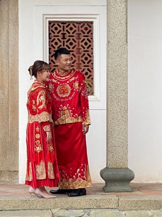 Couple posing for wedding photos!
