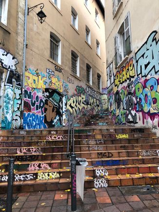 Le Panier street scene