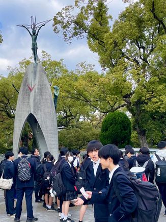 School groups at the Children's Monument