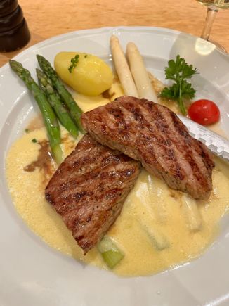 veal entrecote, green and white asparagus, with hollandaise sauce