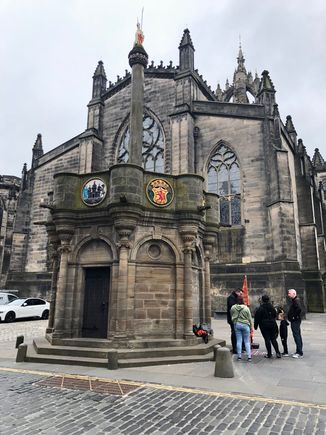 Meeting our tour group at the Mercat Cross.