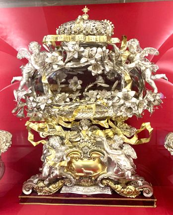 Cappelle Medicee had such r resplendent objects 