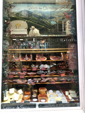 Quinta das Carvalhas shop in Porto, a city with many old time mercearias.