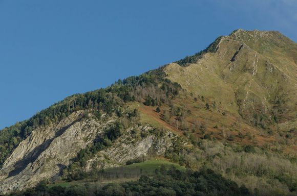 Luz itself is surrounded by very impressive mountains. A series of hamlets are spread across them.