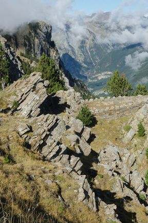 Pretty sure that this mirador Ziarazils along the Faixa pelai. It had a muddy-floored, well-defined stone perimeter. Its sign read: 'Don't throw stones down into the valley because you could hit those below.'