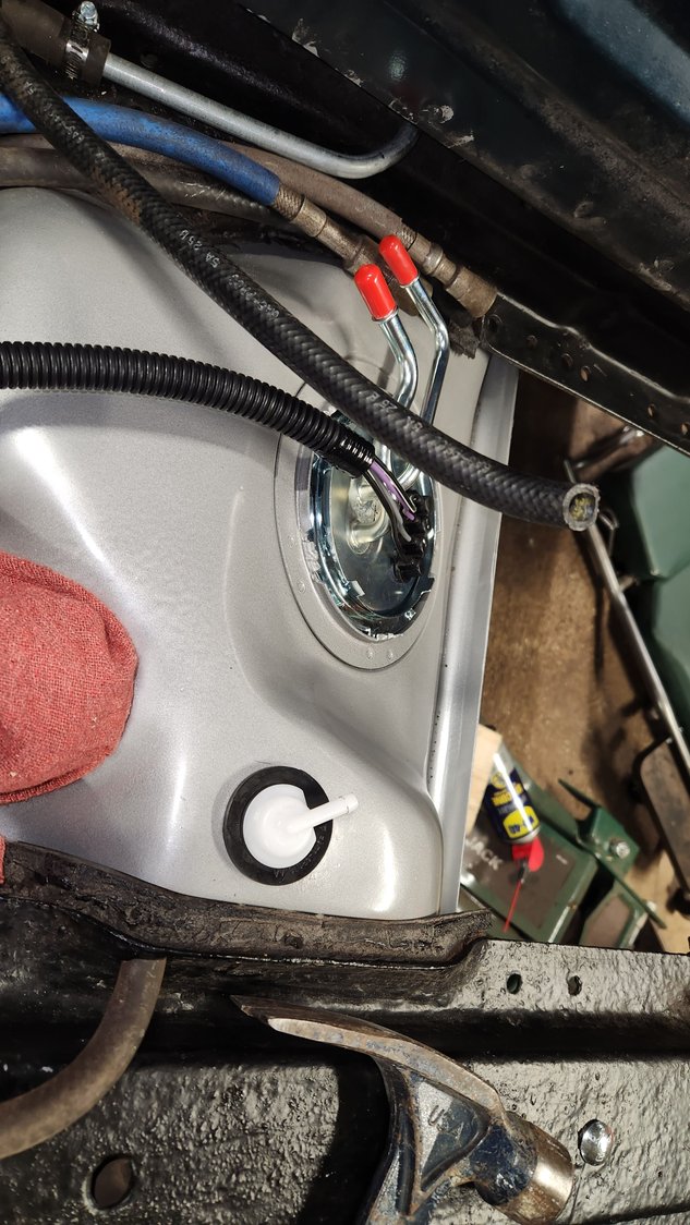 Front tank installed, including single port vent valve since it fit physically.  You can see under the gray fuel line there is a hose that opens to the air, while the other hose connects to the main charcoal cannister