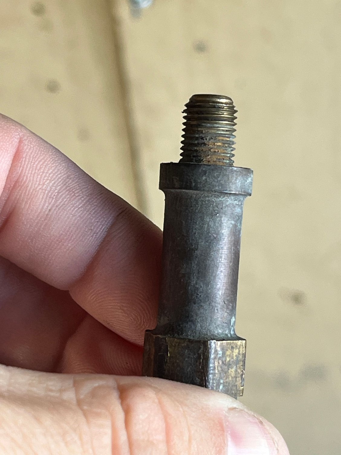 This goes into the Tee block on front axle. It extends to Left wheel. Has a hard line (3/8� IF) connected to other end. Is it an AN or NPT fitting? (Alternate view of Pic 1)