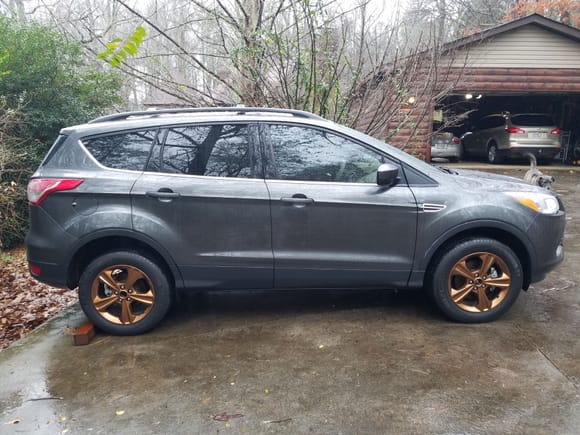 Picture of the wheels on the Escape in the rainy weather. 