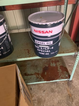 na standard 5 gallon pails but unfortunatly this will not work for my truck... its ok it iwll work for my generator and my wood splitter engine. so it will get used, i just did not need 10 gallons...
