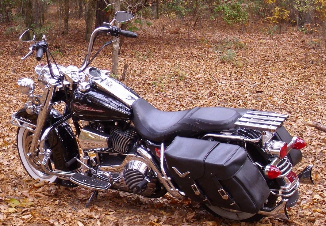 Oldstyle V-logo Road King leather saddlebags - Harley Davidson Forums