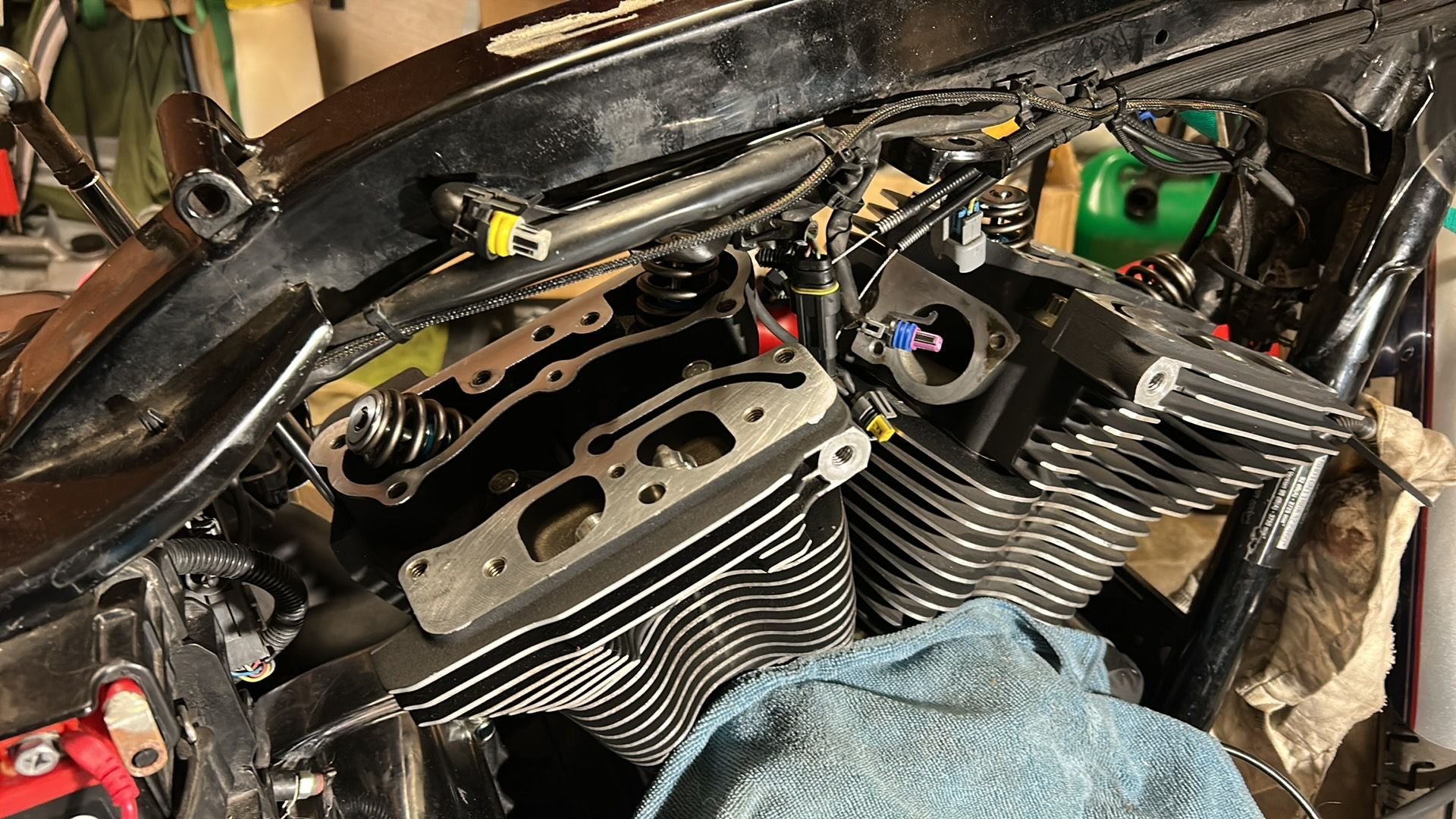 The Cometic MLS 0.030� head gaskets are installed. I also did a leakdown test which said 8 % on both cylinders. This feels okay.