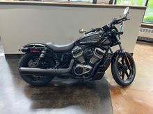 Ooo, pretty Nightster! Hope I get to ride one some day!