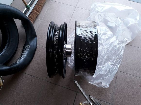 Left is stock, right is 4,5" ring
