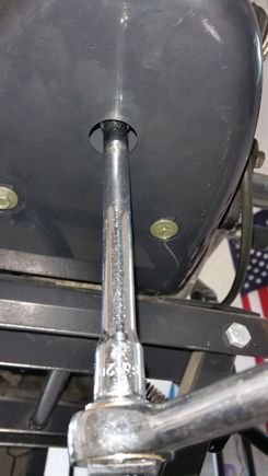 Position the spoiler next to the vehicle frame allowing an equal amount of minimal clearance. Alternately tighten the three screws to 72 in-lbs (8 Nm).