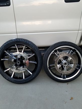 Just a side by side visual, stock 19 and a 21.
