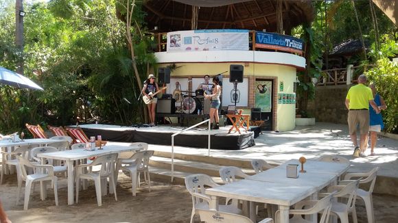 The El-Rio jungle restaurant in the hills of Puerta Vallarta.
Excellent bands all day here and delicious ribs. We highly recommend it!