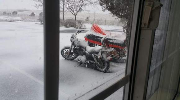 It wasn't quite as brisk as this when I parked my 2007 XL1200L last night in Williams, AZ. I was heading back home from Albuquerque, New Mexico and had stopped for the night.  I should have pressed on to Laughlin, Nevada instead.   ;^)
H.O.G.  H.O.T.