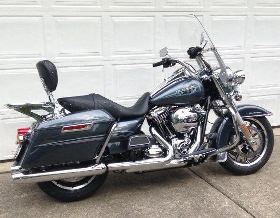 2015 Roadking FLHR  like new condition