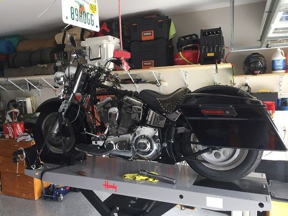 With the side extensions removed, the lift is no wider than the saddlebags on my Softail.