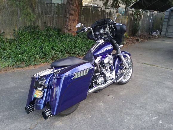 '07 Street Glide, SE cam & lifters, Zippers tensioners, V&H true duals, 10" bagger apes, 21" fat spoke, stretched bags, billet latches, and 4" mufflers.