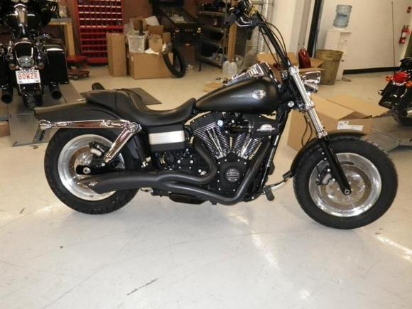 Vance and Hines 2 into 1 Big Radius w/Screamin Eagle Heavy Breather
Wrinkle Black Rocker Box