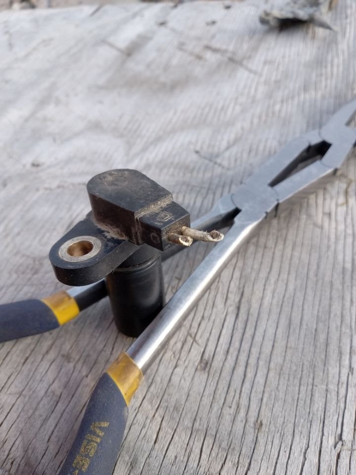 Here is the sensor pulled out. Will someone please tell me what this is called, and what information it sends? 