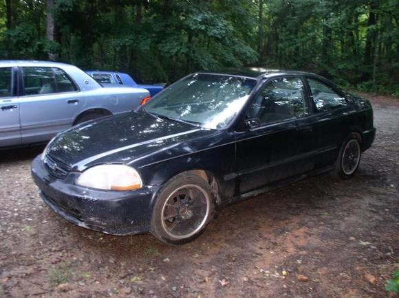 doin body work right now,exterior im painting it black droppen it 2inches projector headlights and type-r tails going to the local meanstreet to get the windows tinted 20% all the way around