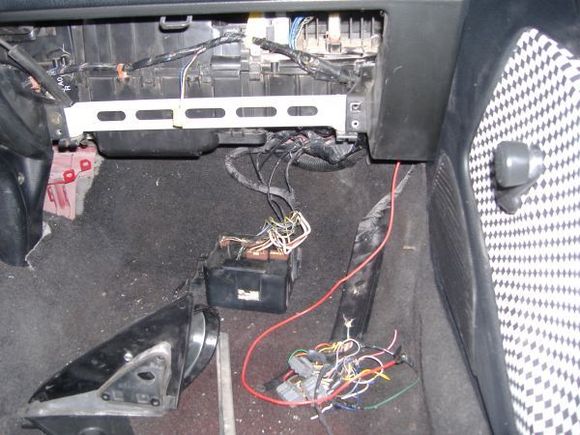 messy wiring.... fusebox below the glovebox