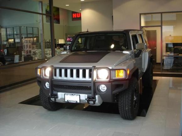 This picture taken while I am waiting for the security system to reset and let me start the vehicle.  Took ten minutes for the reset, anyone else drive there H3 off the showroom floor