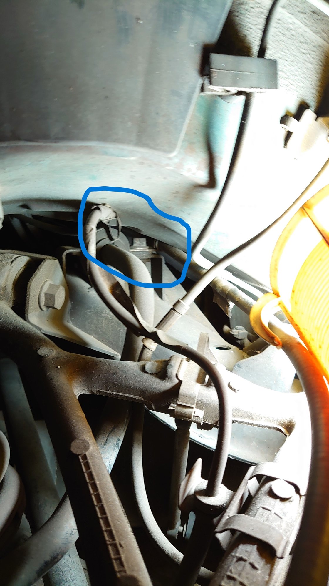 View of 14mm bolt/bracket which holds stabilizer bar bush and RH parkbrake cable.